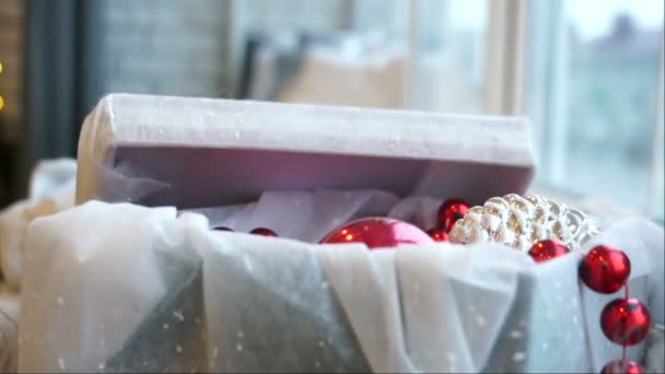 Caja Con Decoraciones Navidad Alféizar Ventana — Vídeos de Stock