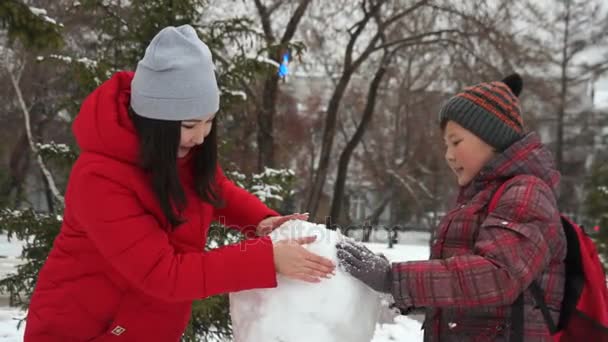 Девочка Мальчик Снеговик Плесень Городском Парке — стоковое видео