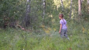 bir kız tek başına ormanda yürür