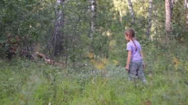 bir kız bir çalılık yüzüyor