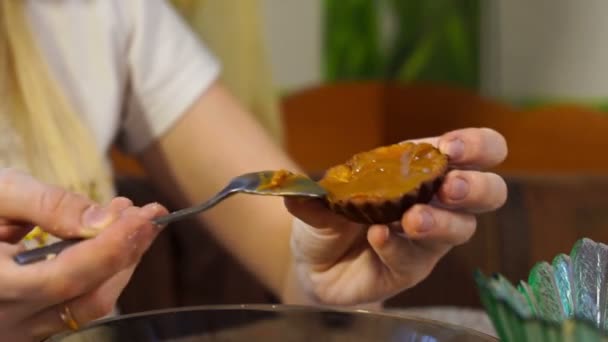 Het meisje zet de vulling op de cookies. — Stockvideo