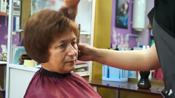 La mujer en la silla al estilista — Vídeos de Stock