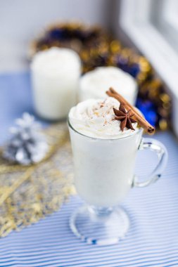 Kış içecek süt ile