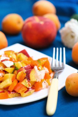 Şeftali ve jambon salatası