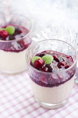 tatlı kiraz ve krema ile