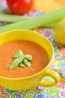 Çorba püresi avokado ile