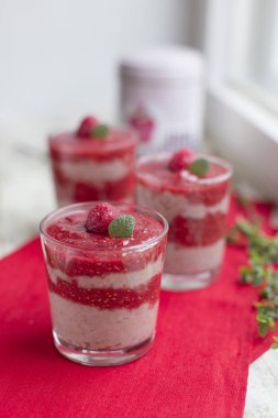 Tatlı Ahududu ve jogurt ile