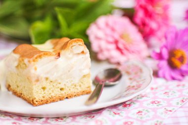 Apple ile kremalı pasta