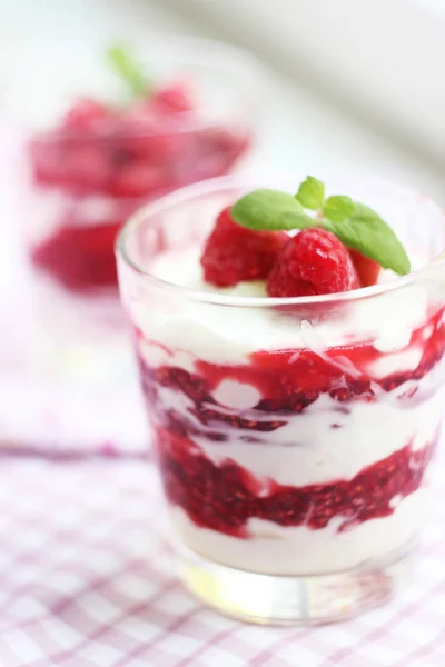 Dessert Mit Himbeeren Und Sahne — Stockfoto