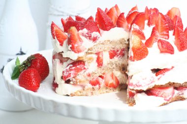 Çilekli Pasta krema ile