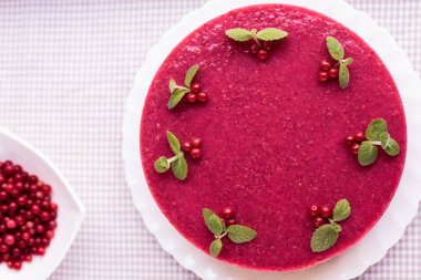 Kek krem ve çilekli jöle ile