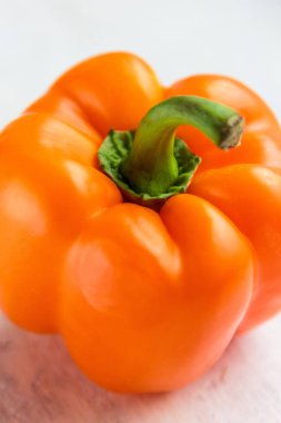 turuncu beyaz zemin üzerine kırmızı biber