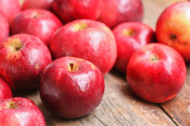 ahşap üzerine kırmızı elmalar