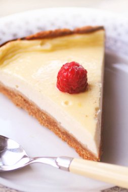 Ahududu ile vanilyalı cheesecake