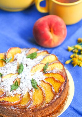 Şeftali ve nane ile ev yapımı pasta