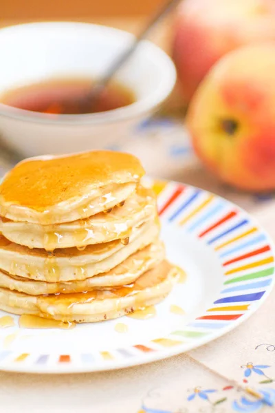 Süße Pfannkuchen Mit Honig — Stockfoto