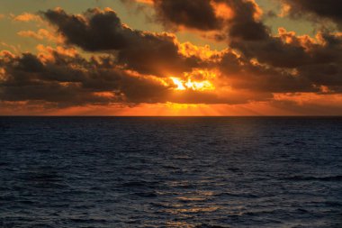 Derin mavi gündoğumu