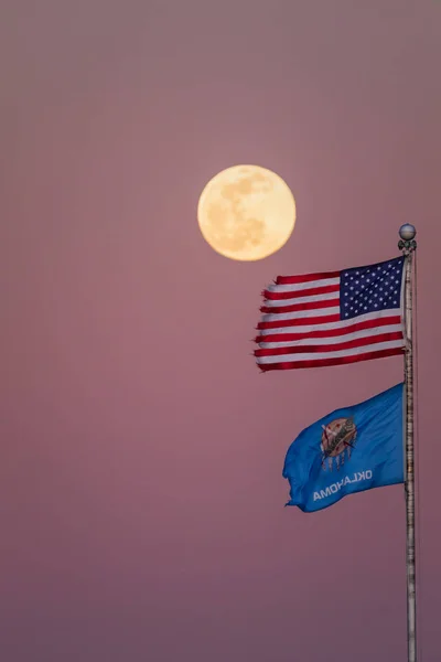 Een Prachtige Volle Maan Opkomen Amerikaanse Oklahoma Vlag Als Zon Stockfoto