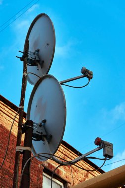 Blue sky adlı ev arıyorum yüklü iki çanak antenler