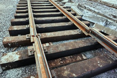 Yeni raylar ve ahşap uyuyanlar çakıl düzenlemek için hazırlanır