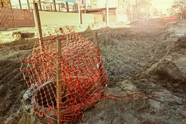 Розкидана вулиця в центрі міста купа землі і піску — стокове фото