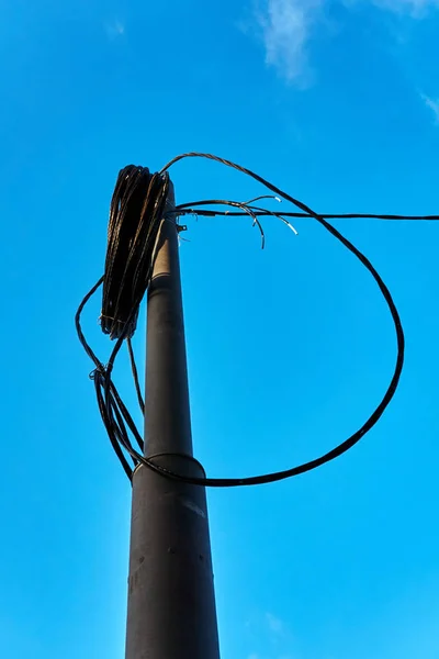 电线杆与接线对天空背景 — 图库照片