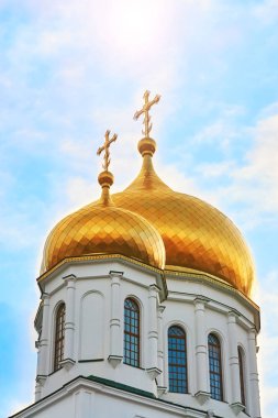 Güneşli bir günde büyük altın kubbe ile beyaz Ortodoks Kilisesi