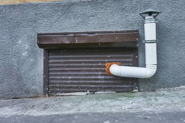 Çizim ile roller kepenkler kapalı mahzen penceresinden için boru