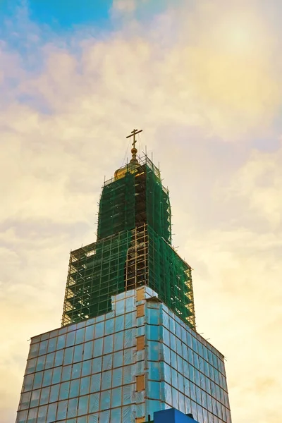 Torre de sino alta da igreja ortodoxa no andaime na reconstrução — Fotografia de Stock