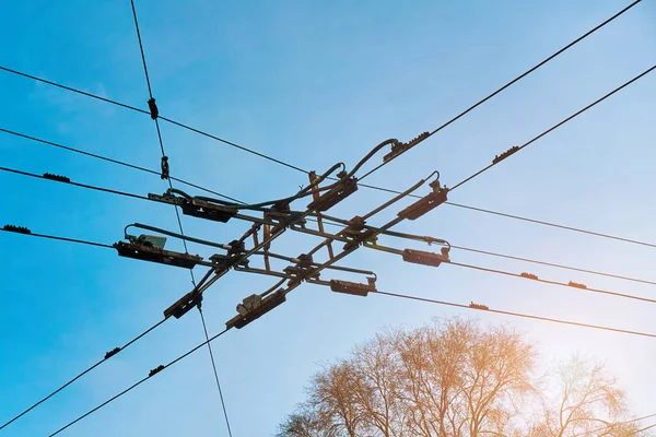 在一个大城市里, 电车线路在一个与天空的交叉上连接 — 图库照片