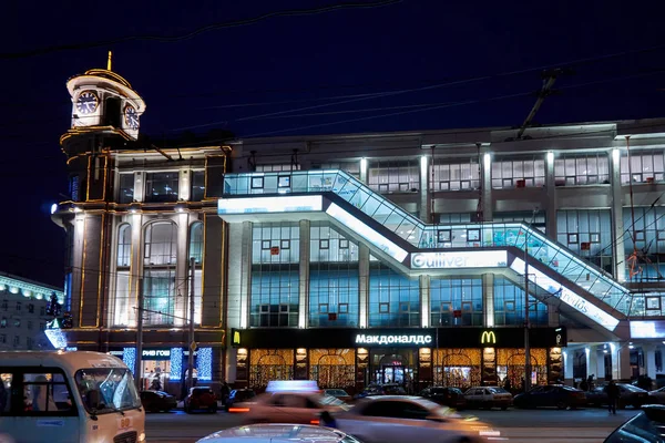 Rostov-on-Don / Rusia - Enero 2018: Hermoso edificio en la calle Bolshaya Sadovaya por la noche en exposición prolongada — Foto de Stock