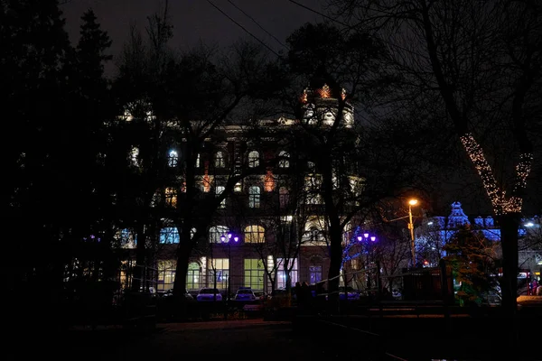 Rostov-on-Don / Rússia - Janeiro de 2018: Belo edifício na rua Bolshaya Sadovaya à noite em exposição longa — Fotografia de Stock