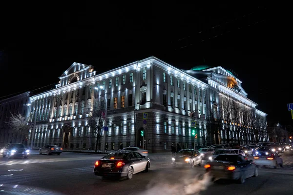 Rostov-on-don / russland - januar 2018: schönes gebäude an der bolshaya sadovaya straße am abend bei langer belichtung — Stockfoto