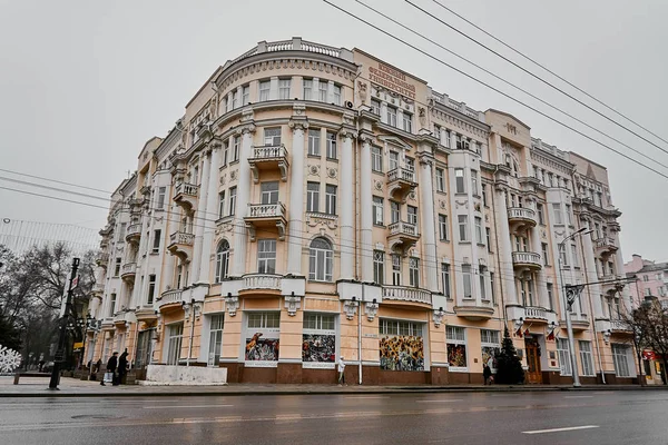 Rostov-on-Don / Russia - January 2018: Beautiful building on Bolshaya Sadovaya street in the evening on long exposure — Stock Photo, Image
