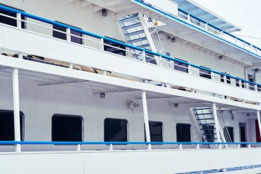 Bir beyaz mavi demirleyen deste yolcu gemisi kabin ve merdiven pencereler ile dolgu üzerinde