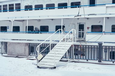 Tuzak kışın karda açıkta demirleyen bir yolcu gemisi yol açar.