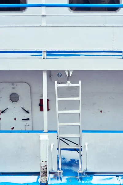 キャビンと階段に窓が堤防に係留の青白デッキ旅客船 — ストック写真