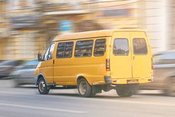 Rostov-on-Don / Rusya - Ocak 2018: sarı minibüs atılıyor yolcular ile şehir etrafında