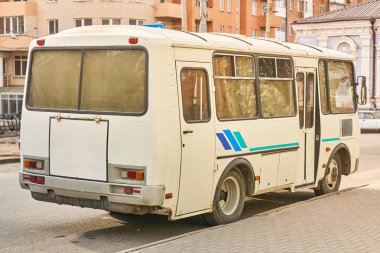 Büyük bir şehrin sokaklarında kentsel yol ışık otobüste