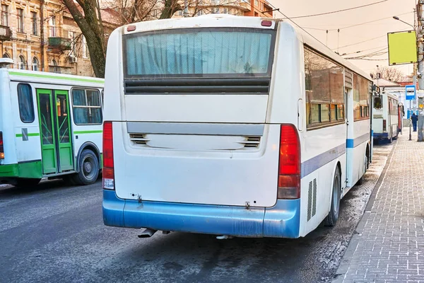 Міський маршрут легкий автобус на вулицях великого міста — стокове фото