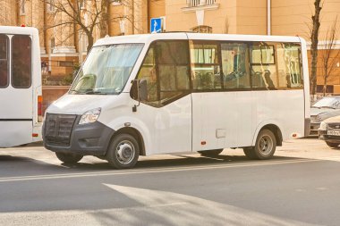 Rostov-on-Don/Rusya-Ocak 2018: kış aylarında büyük bir şehrin sokaklarında küçük bir gaz otobüsü sürmek
