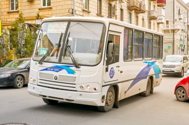 Rostov-on-Don/Rusya-Ocak 2018: otobüs Paz kış aylarında büyük bir şehrin sokaklarında 516 rota numarası insanlarla seyahat