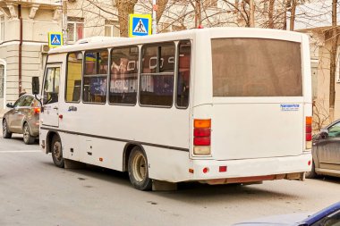 Rostov-on-Don/Rusya-Ocak 2018: kış aylarında büyük bir şehrin sokaklarında küçük bir Paz otobüsü sürmek
