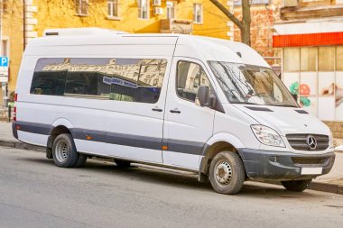 Rostov-on-Don/Rusya-Ocak 2018: kış aylarında büyük bir şehrin sokaklarında küçük bir Mercedes Benz Sprinter otobüs sürmek