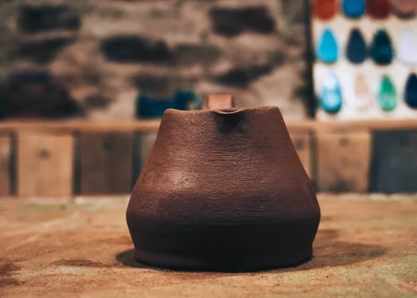 Tillverkade för hand i en keramik kanna från lera — Stockfoto