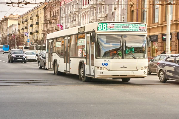 Ростов-на-Дону / Россия - январь 2018 года: Автобус МАЗ едет с людьми по маршруту 98 на улицах большого города зимой — стоковое фото