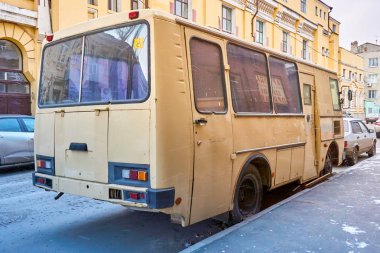 Rostov-on-Don/Rusya-Ocak 2018: Rostov-on-Don/Rusya-Ocak 2018: terkedilmiş zırhlı nakit toplama otobüsü Paz şehir merkezinde bir sokakta duruyor