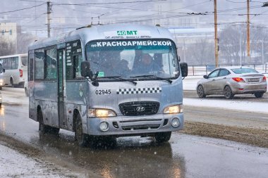 Rostov-on-Don/Rusya-2018 Ocak: kış aylarında büyük bir şehrin sokaklarında 40 rota numarası boyunca küçük bir Hyundai otobüs sürmek