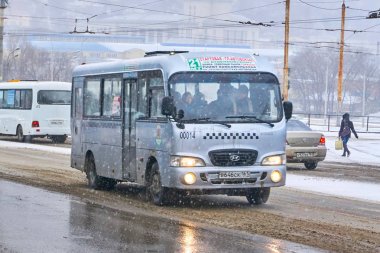 Rostov-on-Don/Rusya-Ocak 2018: kış aylarında büyük bir şehrin sokaklarında 21 numaralı rota boyunca küçük bir Hyundai otobüs sürmek