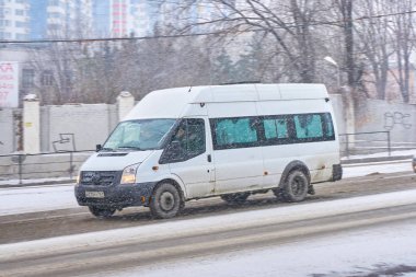 Rostov-on-Don/Rusya-Ocak 2018: kış aylarında büyük bir şehrin sokaklarında yol boyunca küçük bir Ford Transit otobüs sürmek